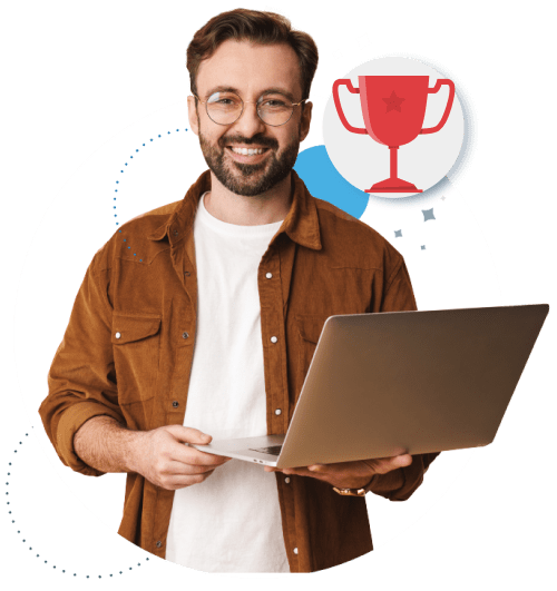 Homem branco segurando laptop com ilustração de um troféu ao fundo.